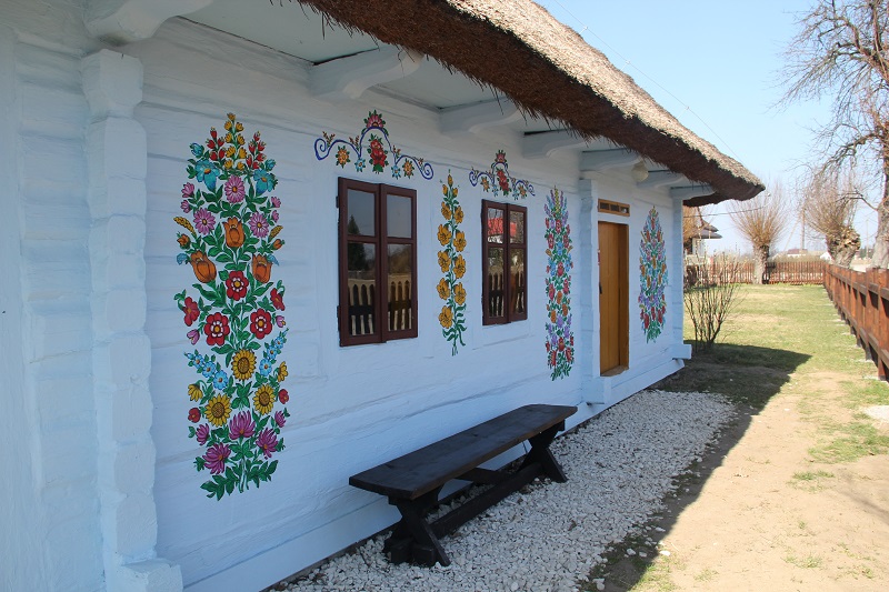 Malowane chaty w Zalipiu z dziećmi 