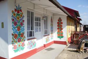 Malowane chaty w Zalipiu z dziećmi